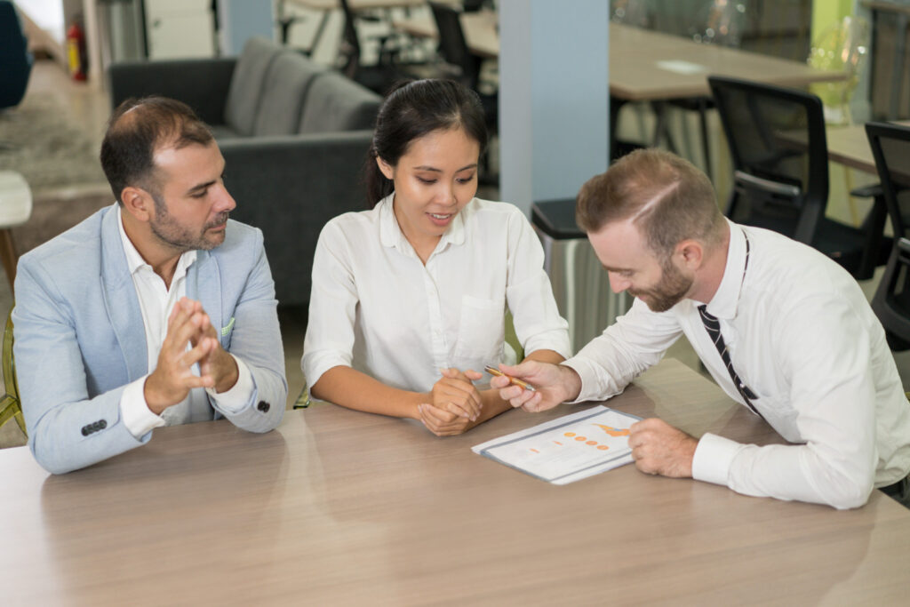 Comité de SSO bipartito discutiendo un plan de seguridad en una reunión.